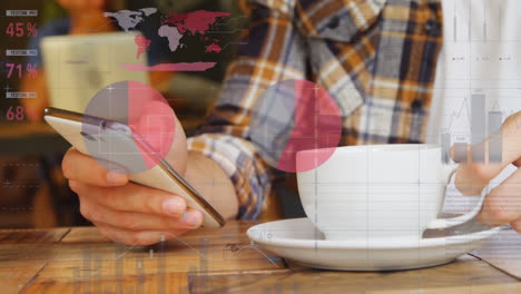 animación del procesamiento de datos sobre la sección media de un hombre que usa un teléfono inteligente y toma café en una cafetería