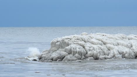 Close-up-of-frozen-break-walls-on-a-lake-in-the-winter