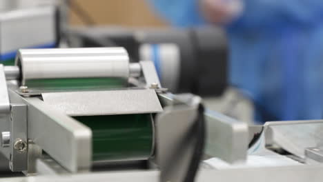 tela de máscara plisada y cosida que sale de la máquina