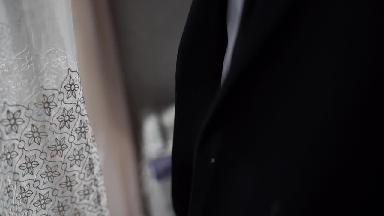 남자가 슈트 재을 고 있다