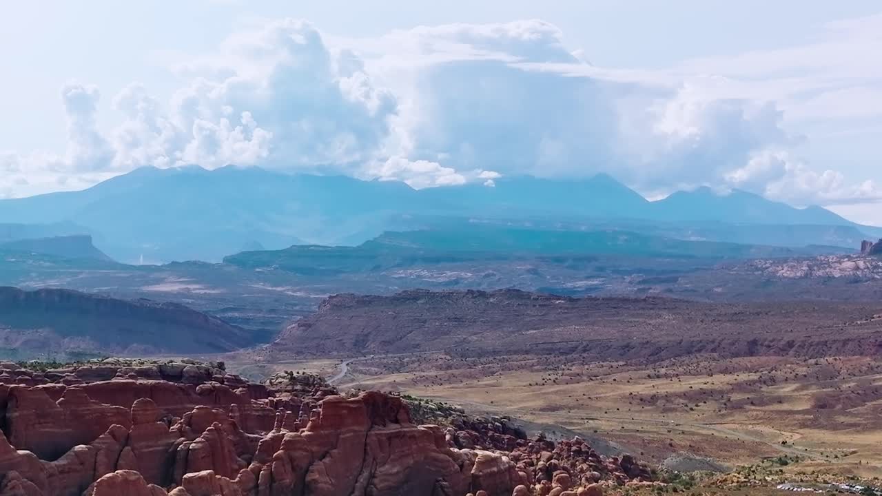 Paesaggio del Mojave con montagne e nuvole sullo sfondo