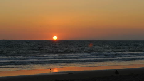 Time-lapse-of-sun-setting-over-the-ocean