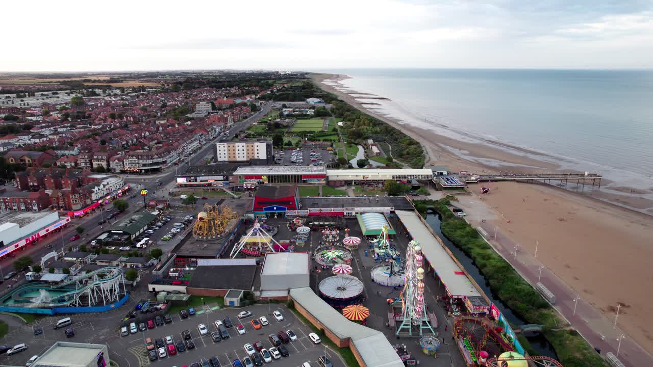 las imágenes aéreas proporcionan un vistazo de una cautivadora puesta de sol sobre la ciudad costera de skegness en el reino unido, con la ciudad, el paseo marítimo, el muelle y la costa