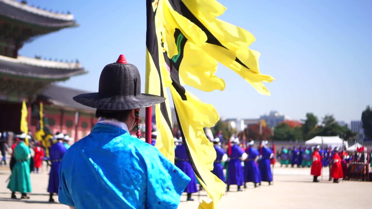 замедленная съемка королевской гвардии, держащей флаг во дворце кёнбоккун