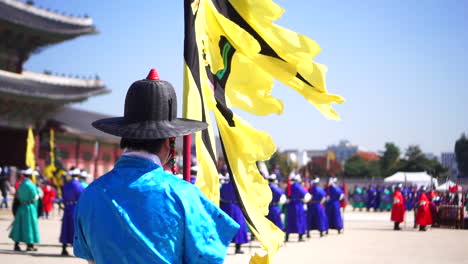 在gyeongbokgung宮殿持有國旗的皇家護衛隊的慢動作