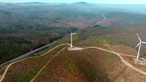 paisaje árido de un parque eólico en el centro de chile- región de coquimbo