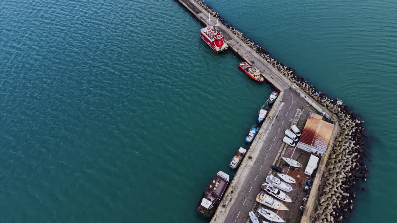 Barcos de pesca atracados en un muelle en una zona costera durante el día