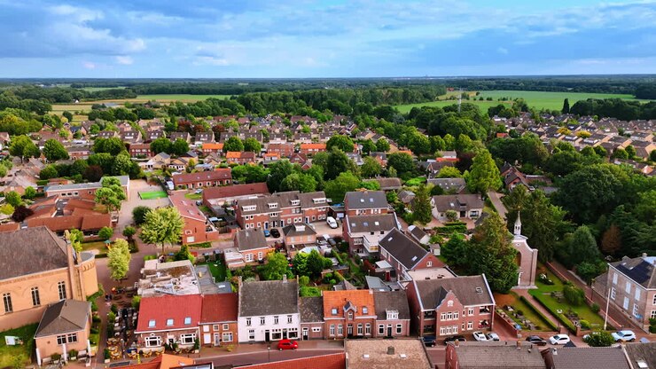 Bella città verde con case basse. Panorama di un'accogliente zona residenziale nei Paesi Bassi. Vista aerea