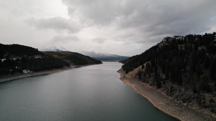 Veduta aerea suggestiva e nuvolosa con drone del braccio del fiume Snake vicino a Woodland Hills, a Sapphire Point, Lago Dillon, Colorado.