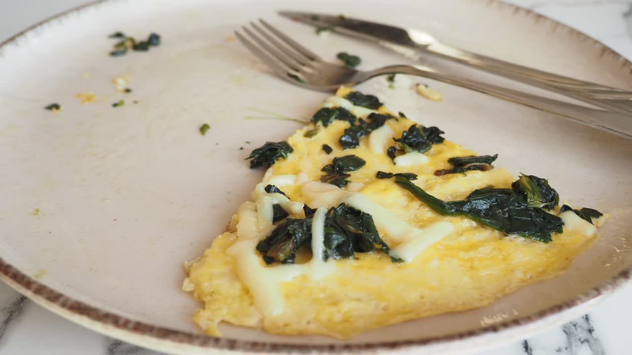Una deliziosa frittata di spinaci e formaggio