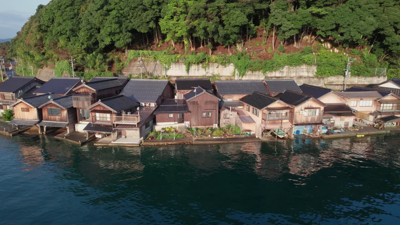 casas de barco estableciendo tiro en kyotango japón pueblo costero hogar valle colinas verdes fondo de montaña, drone vista aérea ine ciudad inecho