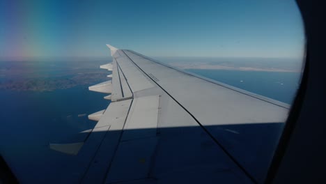 vista desde la ventana del avión mientras volaba sobre grecia