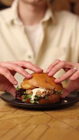 persona comiendo una hamburguesa deliciosa