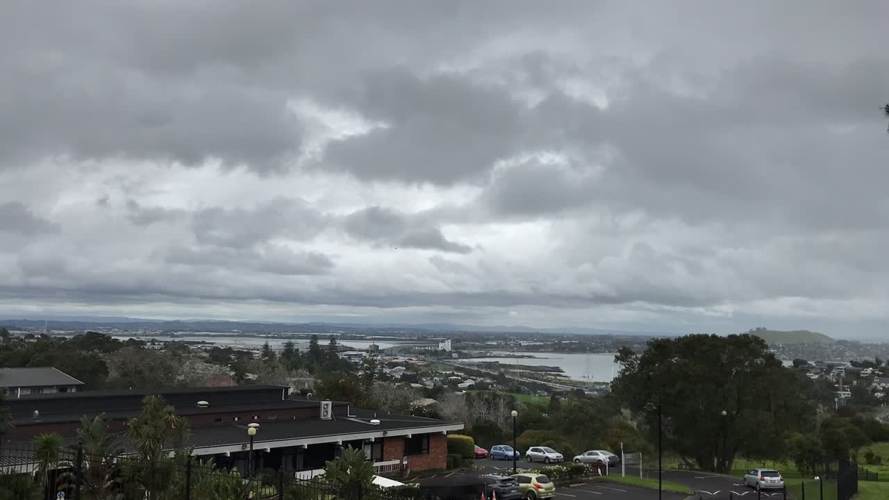 lapso de tiempo de un día nublado gris sobre auckland nueva zelanda
