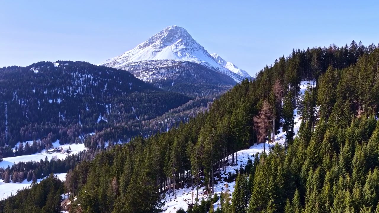 Vista panoramica di montagne innevate e foresta verde vicino a Nauders, Austria.