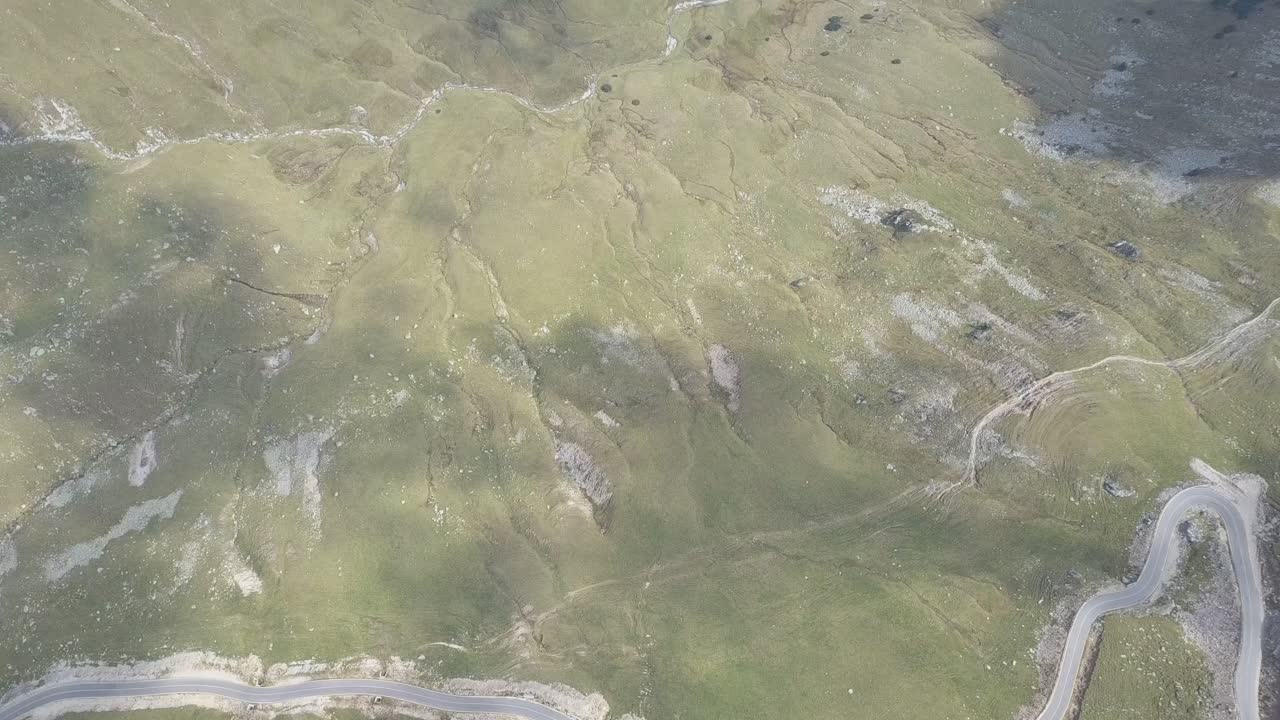 imágenes cinematográficas de la carretera transalpina en las montañas parang rumania