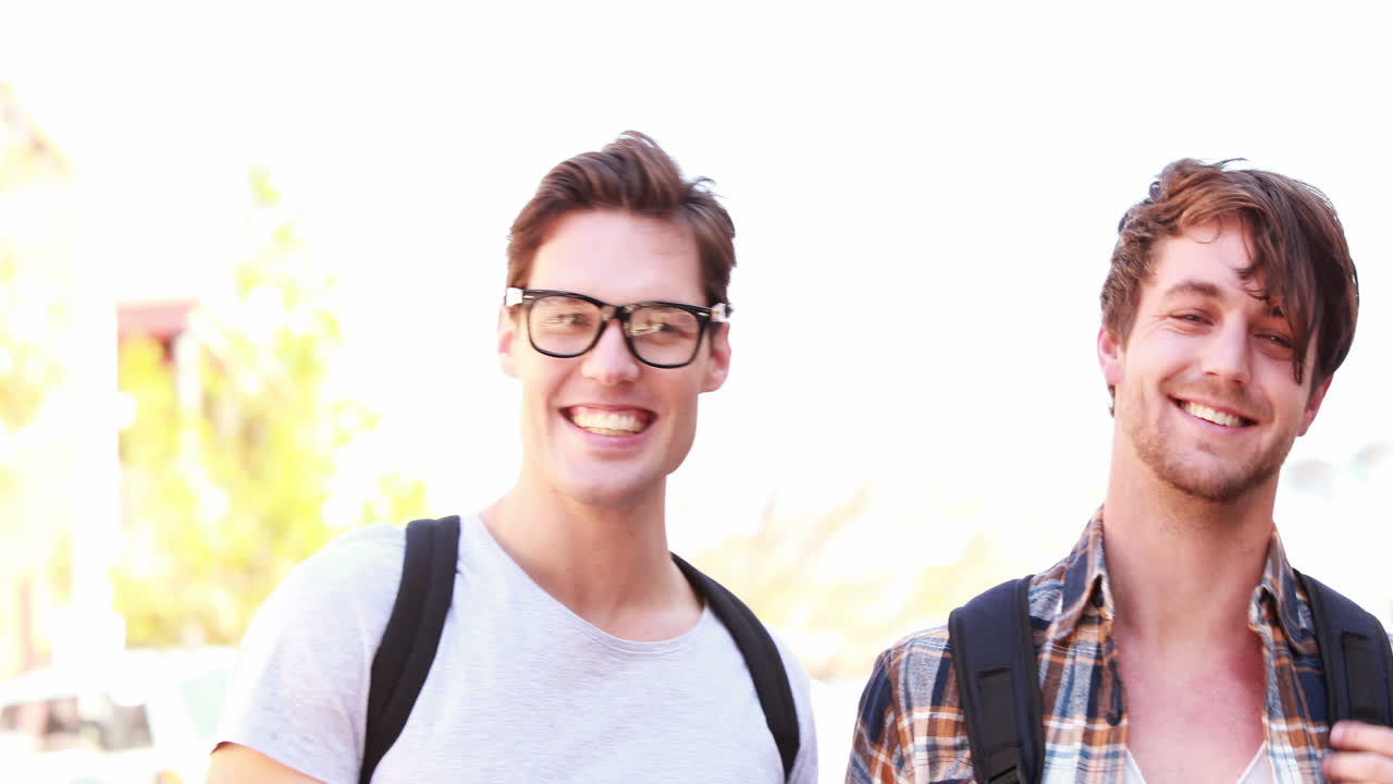 미소 짓는 스터들이 카메라를 쳐다보고 있습니다.