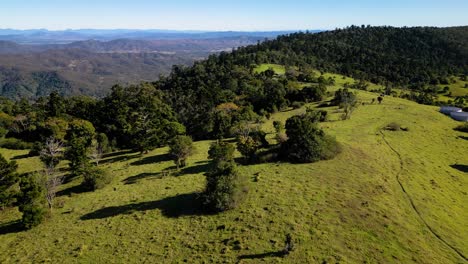 Vista-Aérea-Hacia-El-Oeste-Sobre-El-Mirador-Kamarun-Cerca-Del-Parque-Nacional-Lamington,-El-Interior-De-La-Costa-Dorada,-El-Borde-Panorámico