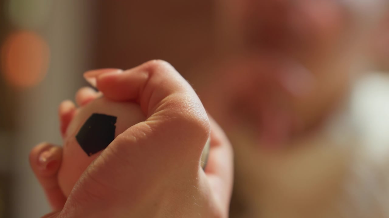 Primo piano di una mano che schiaccia una pallina antistress a forma di pallone da calcio