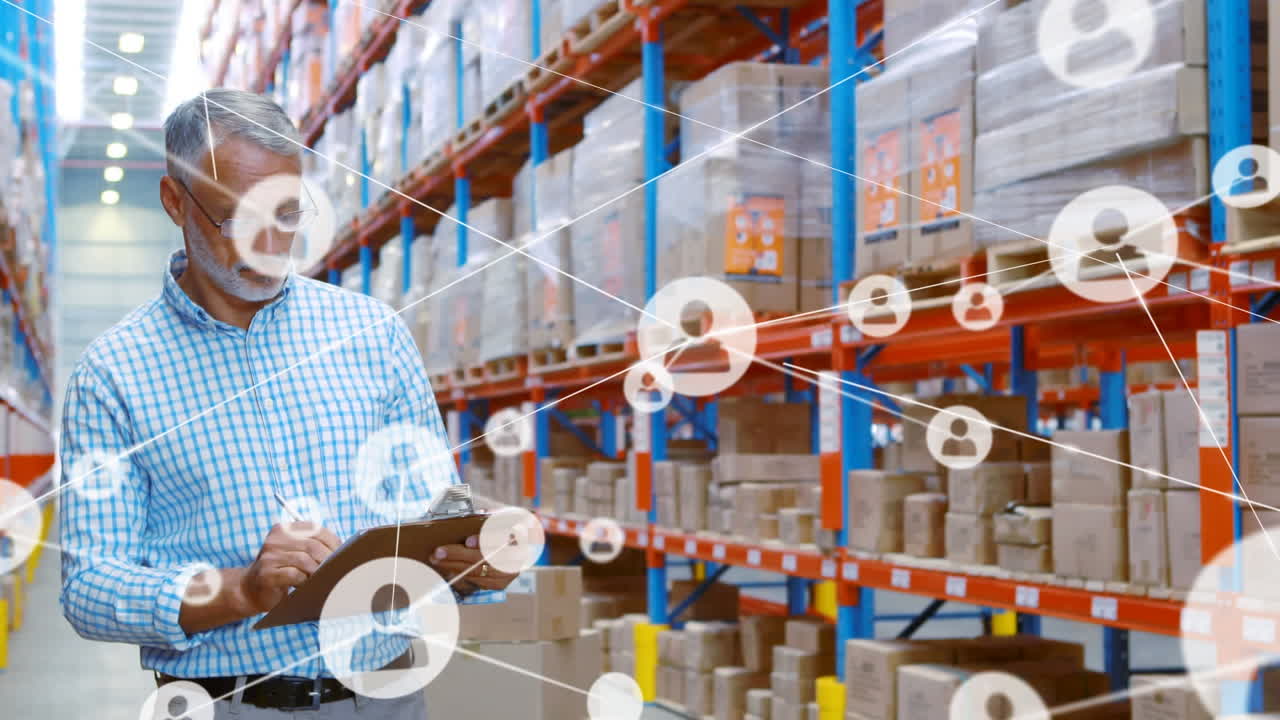 анимация сетей соединений с иконами над человеком, работающим на складе