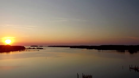 Sonnenuntergang-Am-Pungoteague-Creek,-Der-über-Harbortown-An-Der-Ostküste-Von-Virginia-Fliegt