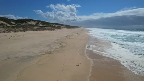 Olas-Espumosas-Del-Océano-Y-Costa-Arenosa-En-La-Playa-De-Mungo-En-Nueva-Gales-Del-Sur,-Australia---Disparo-De-Drones