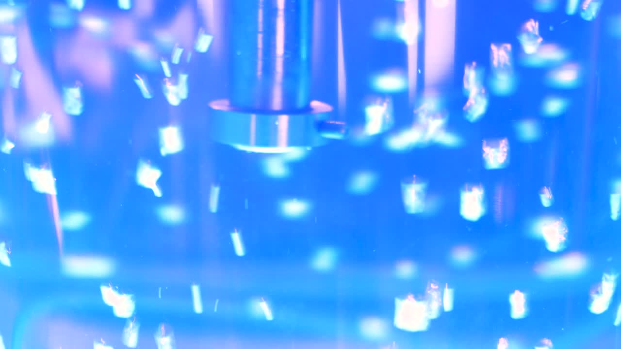 추상적인 파란 액체와 거품 및 서