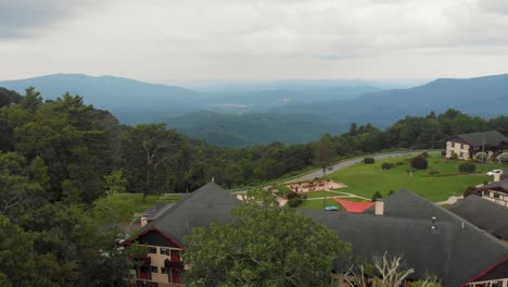 4k 無人機視頻:從小瑞士的山坡度假村的景色,n.c.在夏天的日子