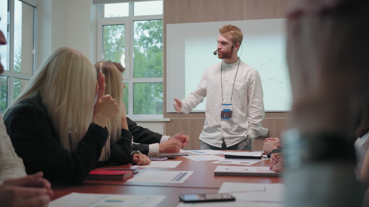 마케팅 분야의 전문가와 seo 남성 전문가를 위한 교육 컨퍼런스와 세미나