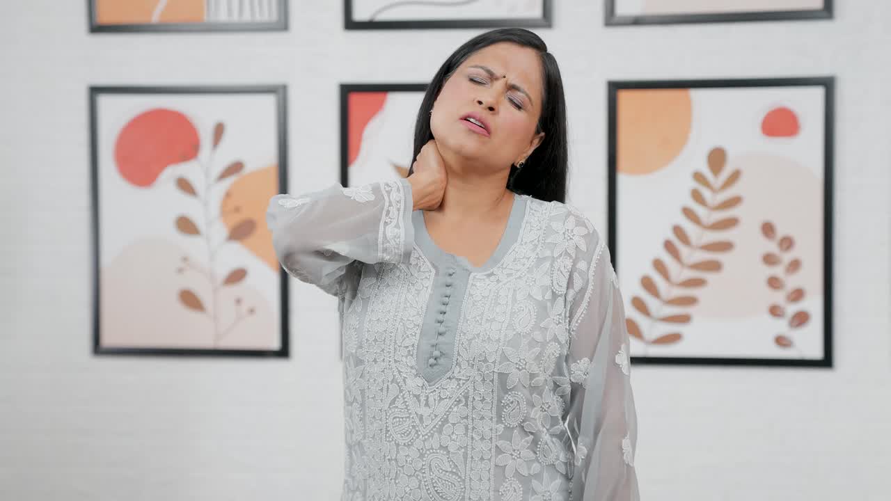 madre india haciendo el cabello