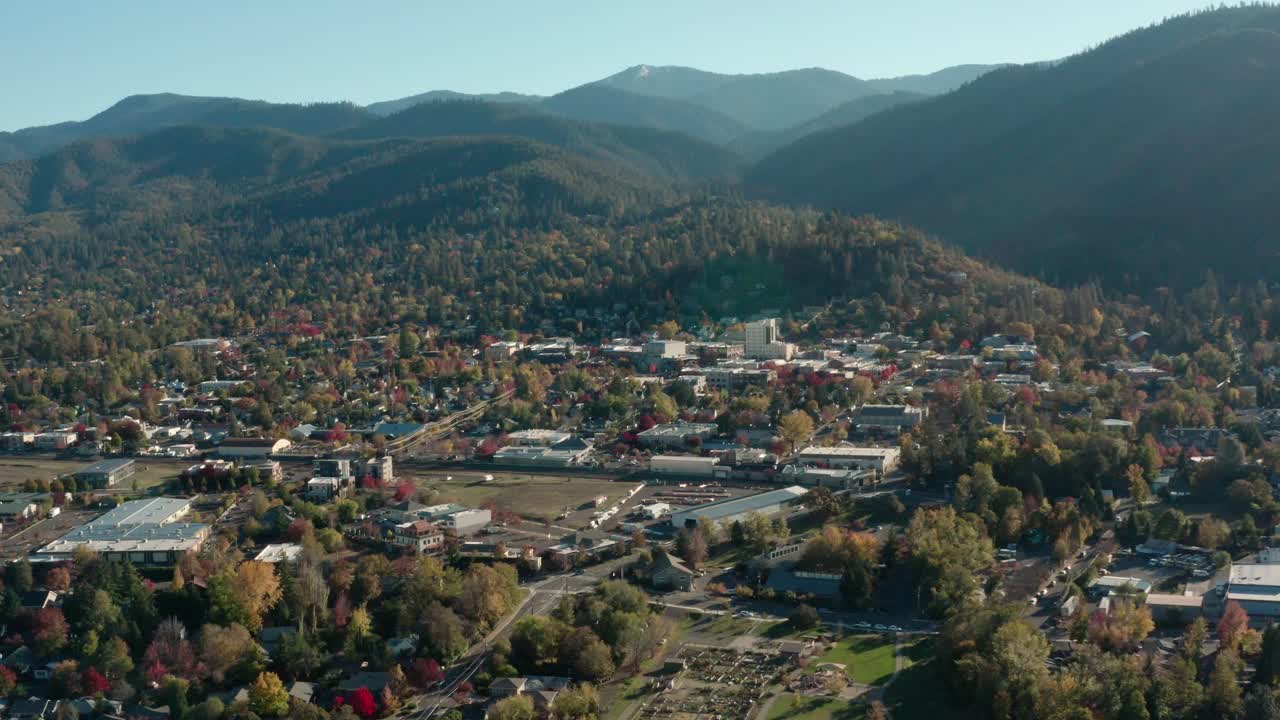 el centro de ashland al amanecer con montañas boscosas de fondo en el sur de oregon, ee.uu.
