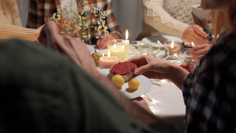 Feiertage-Und-Festkonzept-Glückliche-Freunde,-Die-Zu-Hause-Weihnachtsessen-Haben-Und-Essen