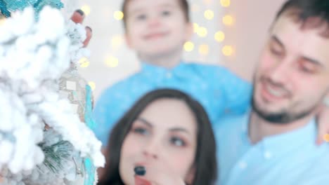 familia decorando el árbol de navidad