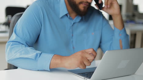 Ausgeschnittene-Aufnahme-Eines-Lächelnden-Geschäftsmannes,-Der-Einen-Laptop-Benutzt.