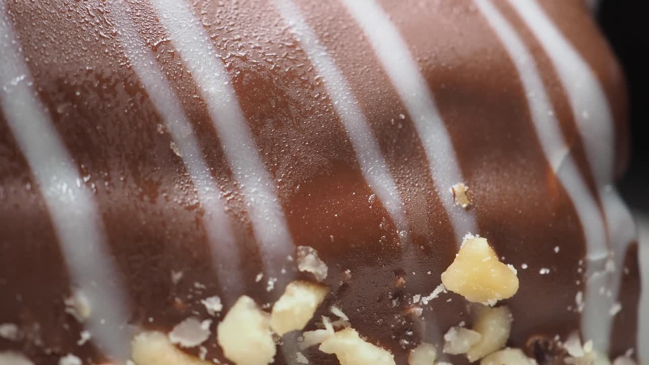 Primo piano di un dessert al cioccolato