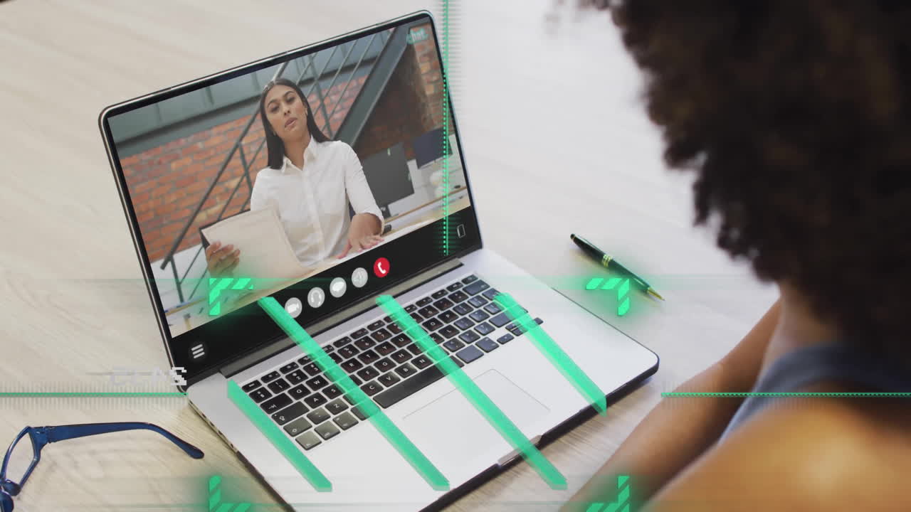 animación del procesamiento de datos financieros sobre diversas personas de negocios en una videollamada portátil