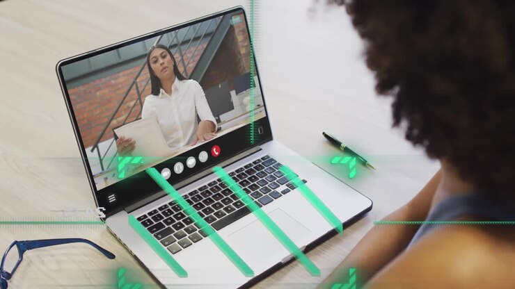 Animación de procesamiento de datos financieros sobre profesionales diversos en una videollamada en un portátil.