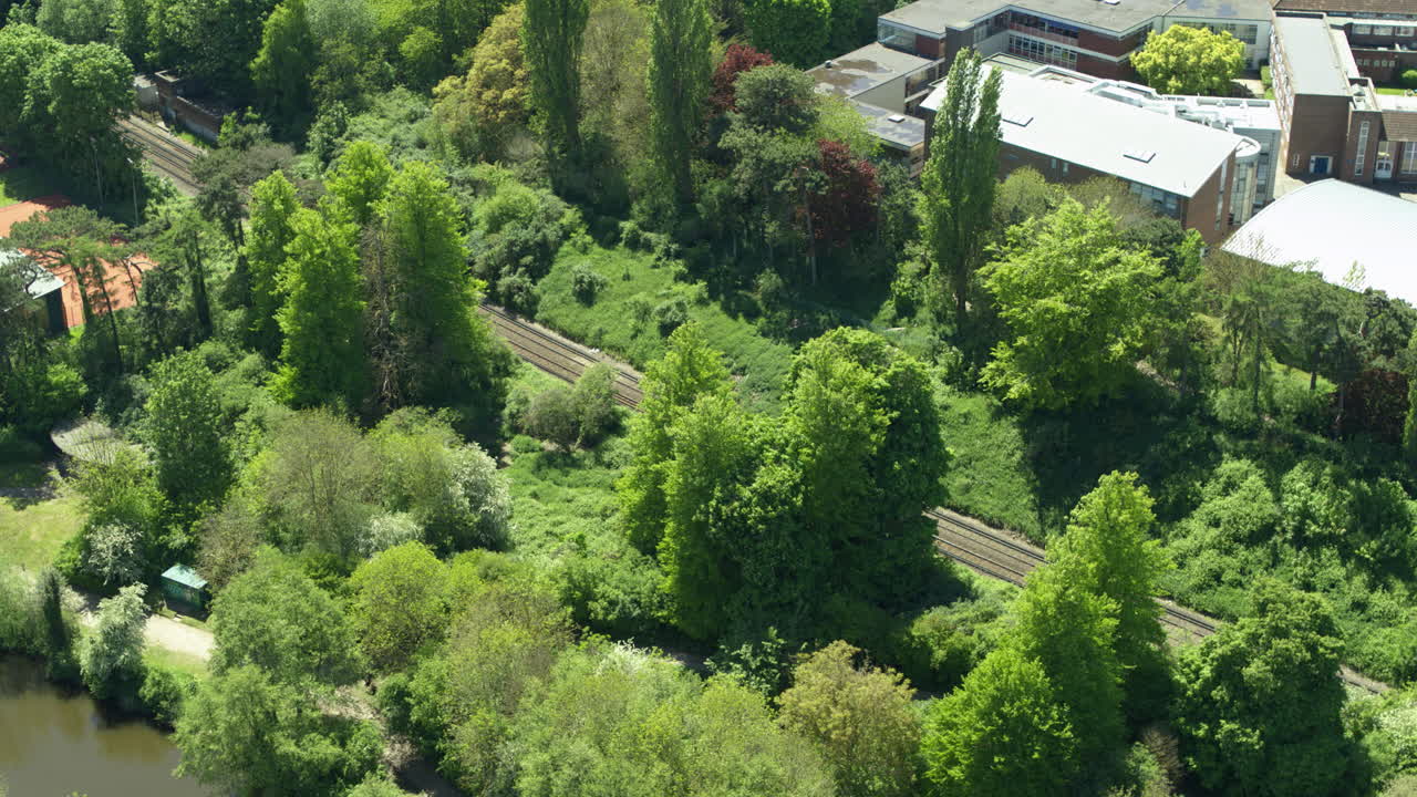 vista aérea estática de una línea ferroviaria vacía