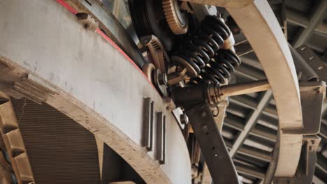 mecanismo del teleférico. construcción de un ascensor de teleférico moderno. teleférico turístico urbano. fragmento del mecanismo del cable car. partes giratorias del mecanismo del coche de cable road