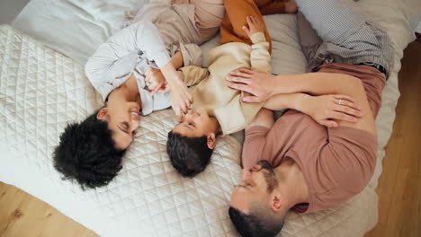 relajarse, la cama y los padres cosquillas niño en su casa