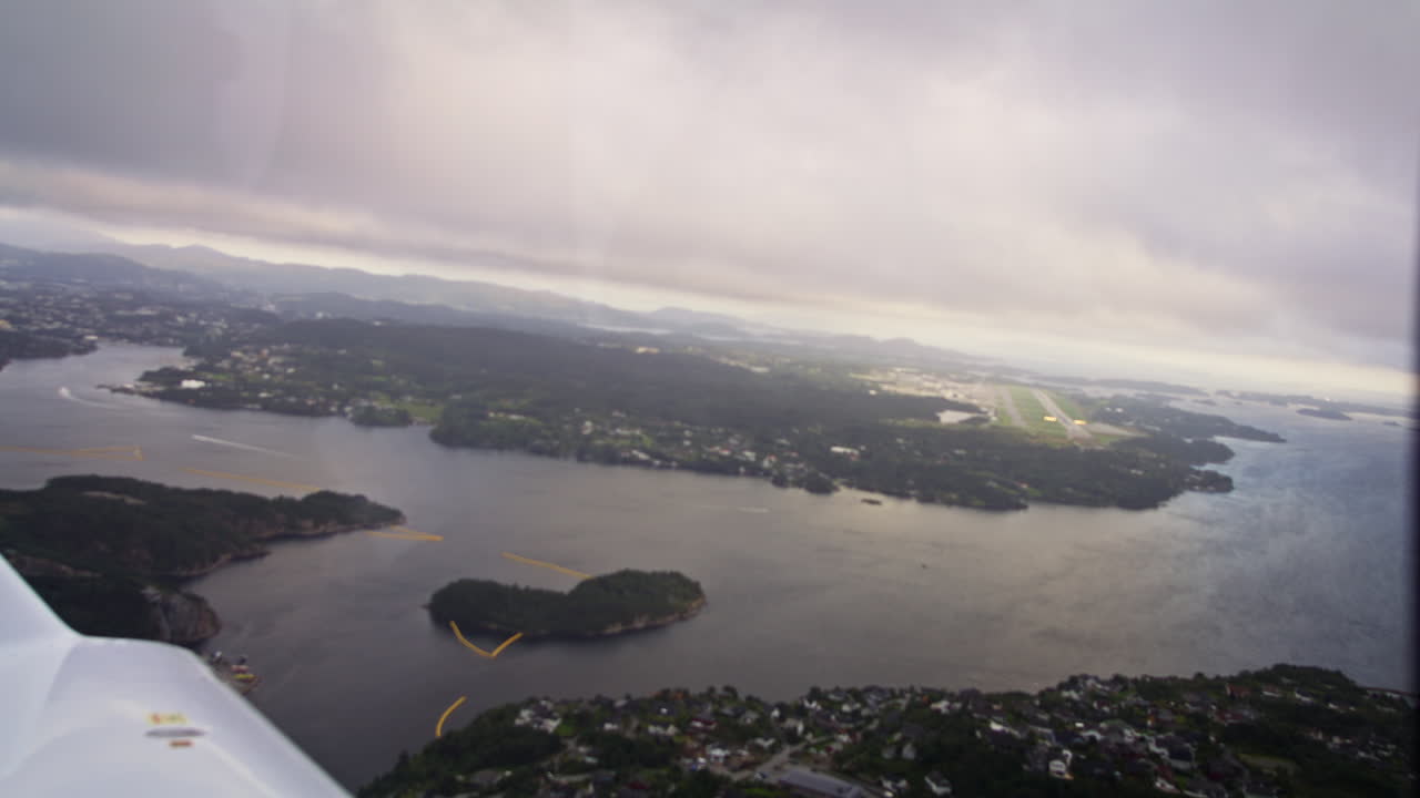 비행기에서 광활한 해안선을 바라보는 멋진 전망