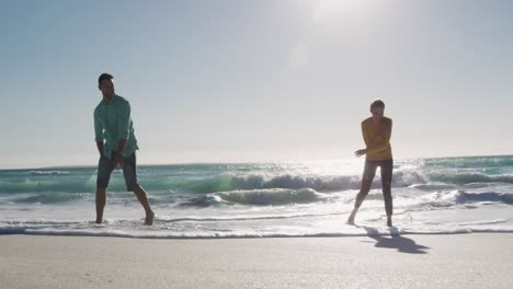 Verliebtes-Paar-Genießt-Gemeinsam-Die-Freizeit-Am-Strand