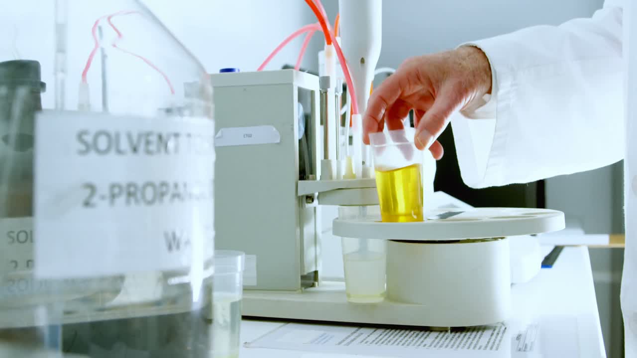 실험실에서 실험하는 남성 과학자 4k