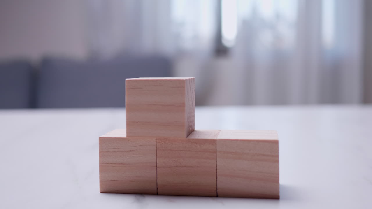 성장 감소 과정 개념 - 피라미드에서 블록을 손으로 제거하는 세부 사항