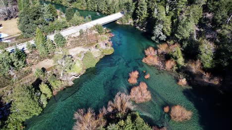 Poderoso-Río-Forestal-Y-Puente-Artificial,-Vista-Aérea