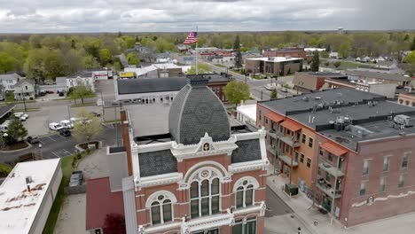 Tibbits-Historic-Opera-House-En-Coldwater,-Michigan-Con-Video-De-Drones-Moviéndose-Hacia-Abajo