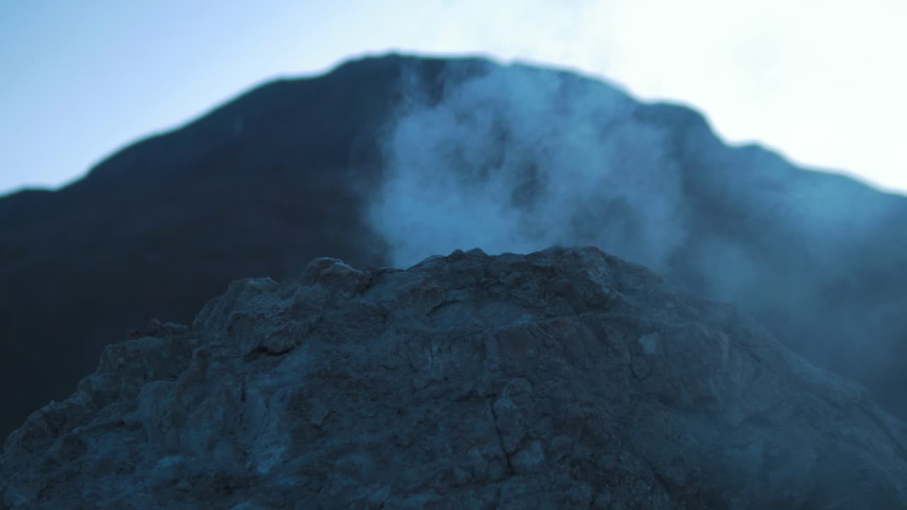 geyser volcánico activo al atardecer en el desierto de cerca