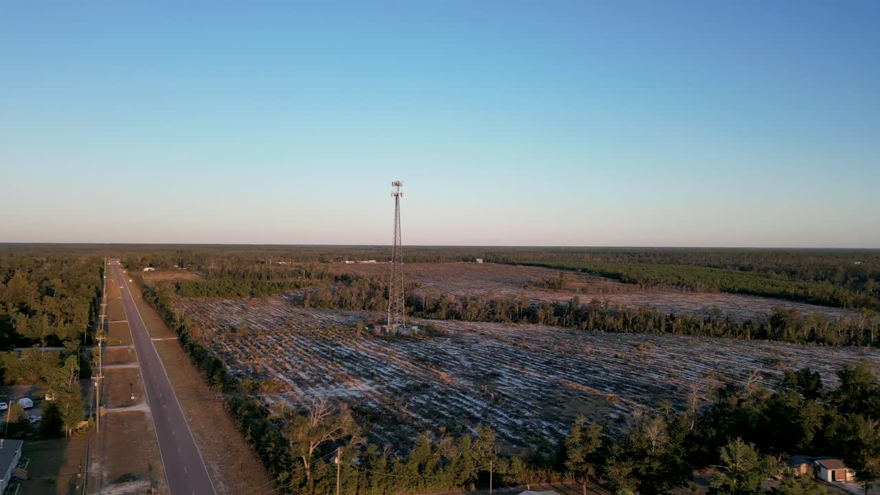 vista de drones girando lentamente alrededor de la torre de telefonía móvil en florida panhandle