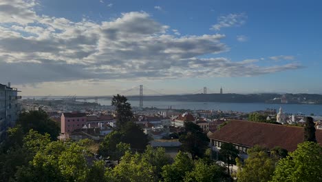 hermoso amanecer sobre el puente del 25 de abril, lisboa, portugal