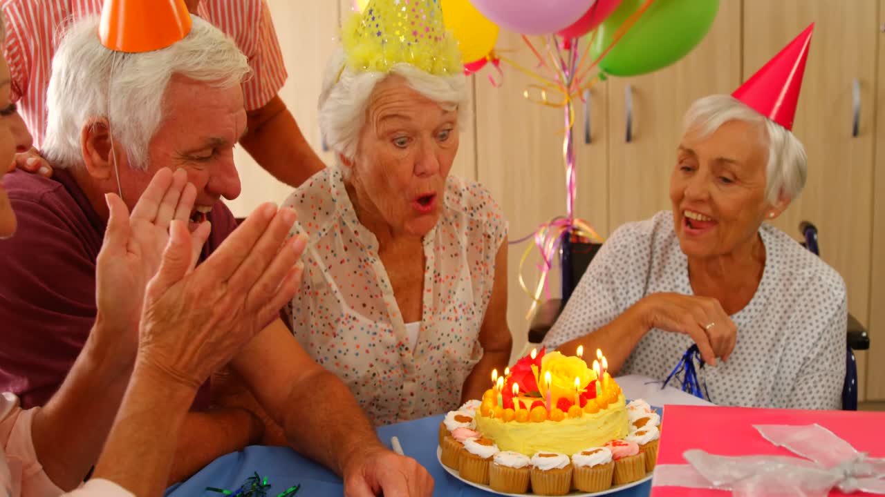 una mujer mayor celebrando su cumpleaños con amigos.